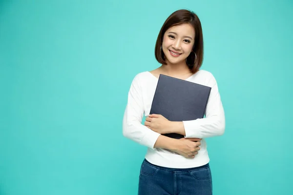 Asiática Mujer Negocios Sosteniendo Documentos Archivos Pie Sobre Fondo Verde —  Fotos de Stock