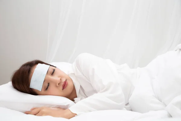 Jovem Mulher Asiática Com Febre Alta Enquanto Dorme Cama Branca — Fotografia de Stock