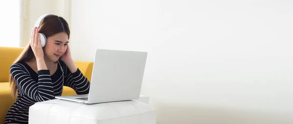 Menina Adolescente Asiática Usando Fones Ouvido Aprendendo Linguagem Line Olhando — Fotografia de Stock