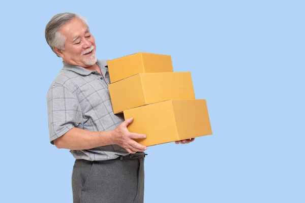 Happy Aziatische Senior Man Holding Pakket Pakket Doos Levering Koerier Rechtenvrije Stockafbeeldingen