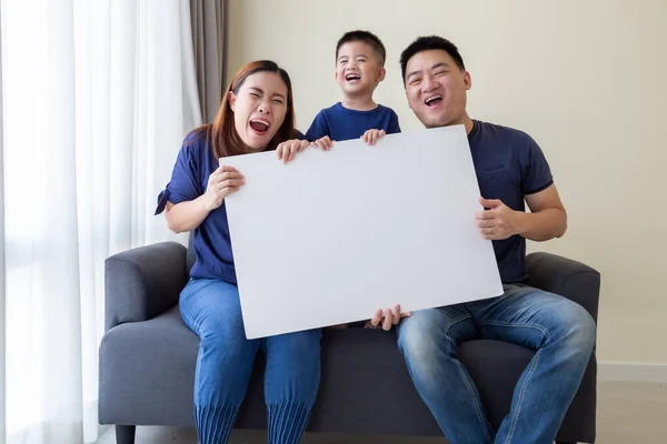 Ευτυχισμένο Χαμόγελο Ασιατική Οικογένεια Κρατώντας Κενό Μεγάλη Λευκή Αφίσα Και Εικόνα Αρχείου