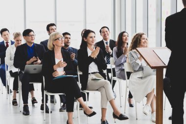 Girişimcilerin erkek işadamı antrenör lidere güvenen liderin başlattığı etkinlik seminer eğitim toplantısı