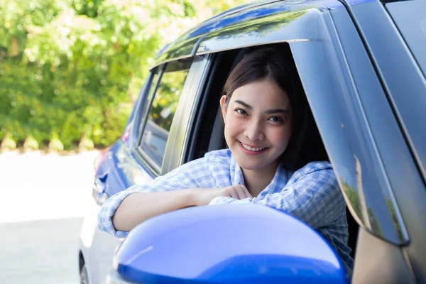 Aziatische Vrouwen Rijden Een Auto Glimlachen Gelukkig Met Blije Positieve — Stockfoto