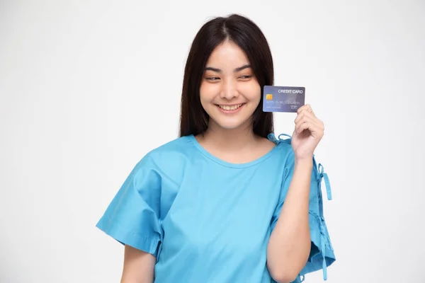 Ung Asiatisk Vacker Kvinna Patient Visar Kreditkort Isolerad Vit Bakgrund — Stockfoto