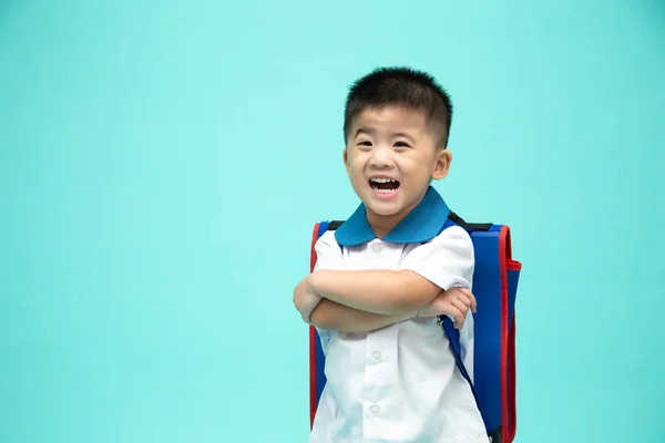 Alegre Sorrindo Asiático Pequeno Menino Escola Uniforme Com Mochila Ter — Fotografia de Stock