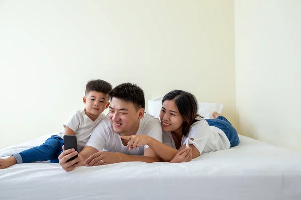 Feliz Joven Asiático Familia Tomar Autorretrato Con Smartphone Padre Madre —  Fotos de Stock