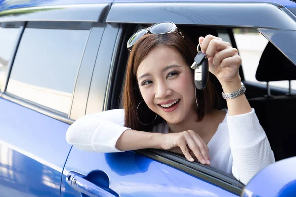 Młoda Szczęśliwa Azjatycka Kierowca Uśmiecha Się Pokazuje Nowe Kluczyki Koncepcja — Zdjęcie stockowe