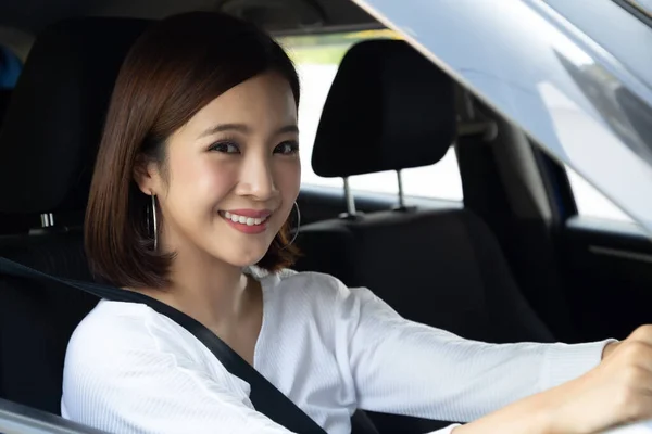 Azjatyckich Kobiet Jazdy Samochodu Uśmiech Szczęśliwie Cieszę Się Pozytywne Wypowiedzi — Zdjęcie stockowe