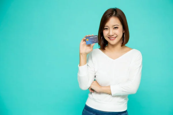 Retrato Una Joven Feliz Sosteniendo Cajero Automático Débito Tarjeta Crédito —  Fotos de Stock