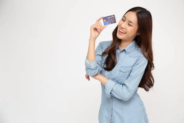 Portret Szczęśliwej Młodej Kobiety Trzymającej Bankomat Lub Kartę Debetową Lub — Zdjęcie stockowe