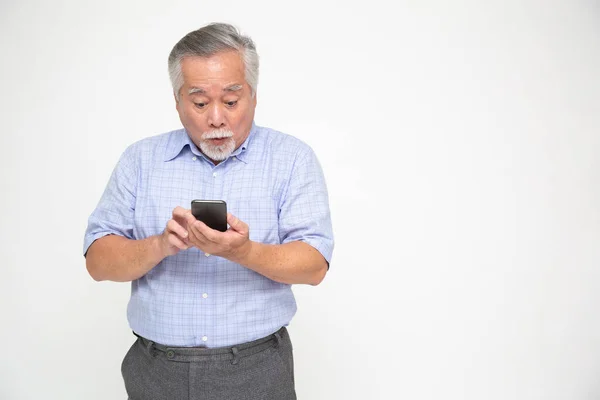 Uomo Anziano Asiatico Utilizzando Smartphone Ricevendo Buone Notizie Dal Messaggio — Foto Stock