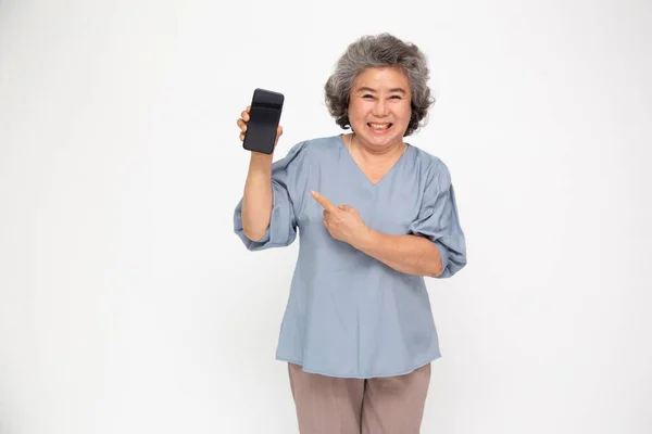 Portré Egy Ázsiai Idős Bemutató Vagy Bemutató Mobiltelefon Alkalmazás Ujjal — Stock Fotó
