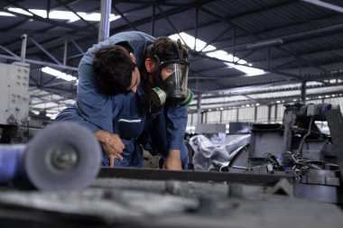 Ağır endüstri imalat fabrikasındaki kimyasal sızıntılar, can kaybı ve kurtarma kavramında iş arkadaşlığı yapan sanayi mühendisi.