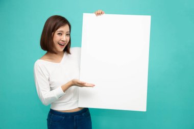 Genç ve çekici Asyalı kadın boş beyaz tahtayı gösteriyor ve tutuyor, mesajınızı girmek için boş tahtayı gösteriyor