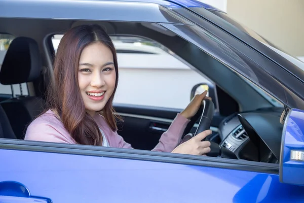 Las Mujeres Asiáticas Que Conducen Coche Sonríen Felizmente Con Expresión — Foto de Stock