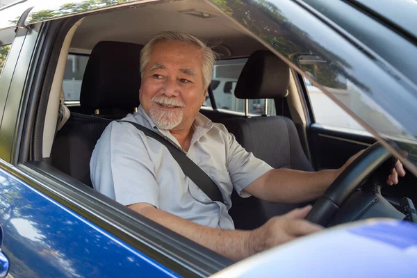 Asiático Senior Hombres Conducir Coche Sonreír Felizmente Con Alegre Positivo — Foto de Stock