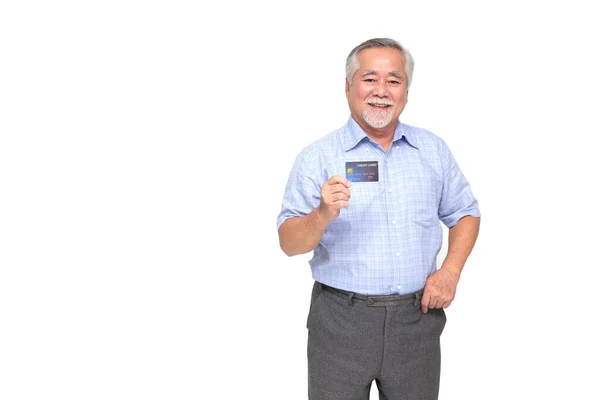 Retrato Sênior Ásia Homem Segurando Cartão Crédito Mostrando Mão Isolado — Fotografia de Stock