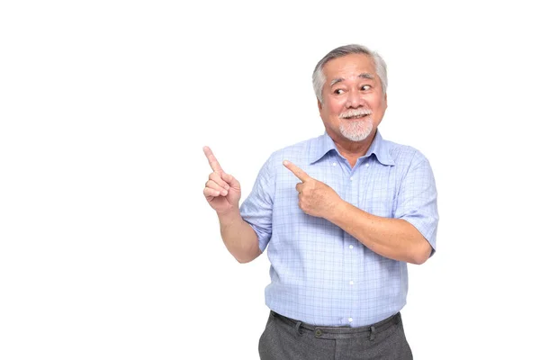 Asiatico Anziano Uomo Sorridente Indicando Vuoto Copia Spazio Isolato Sfondo — Foto Stock