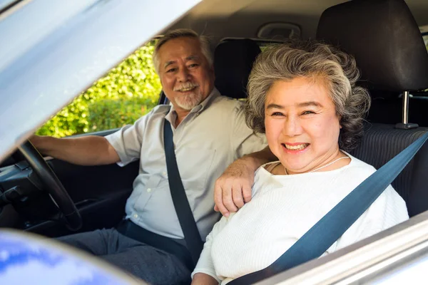 Ασιατικό Ζευγάρι Ηλικιωμένων Οδήγηση Αυτοκινήτου Και Χαμόγελο Ευτυχώς Ευχάριστη Θετική — Φωτογραφία Αρχείου