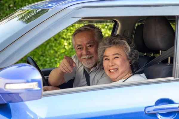 Asiática Pareja Ancianos Conduciendo Coche Sonreír Felizmente Con Alegre Expresión — Foto de Stock