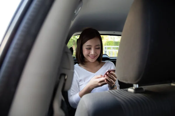 Asiática Adolescente Mujer Usando Teléfono Inteligente Asiento Trasero Del Coche — Foto de Stock