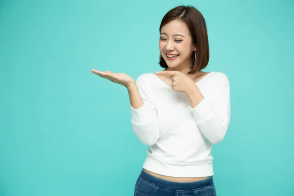 Joven Mujer Asiática Elegante Sonriendo Presentando Espacio Copia Vacío Aislado —  Fotos de Stock