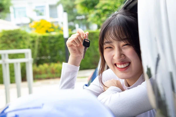 年轻快乐的亚洲汽车司机女人笑着展示新的汽车钥匙 新手司机概念 — 图库照片