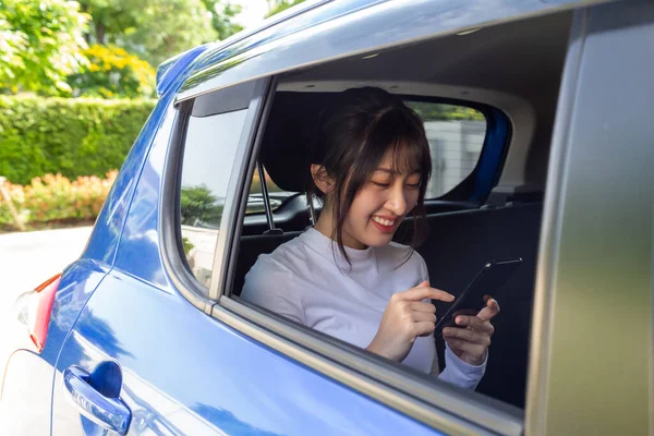 Femme Adolescente Asiatique Aide Smartphone Dans Siège Arrière Voiture Les — Photo
