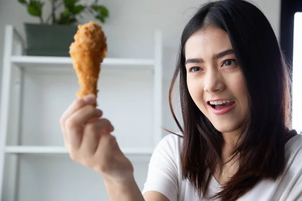 Joven Mujer Asiática Comiendo Pollo Habitación Casa Sintiendo Alegría Deleite —  Fotos de Stock