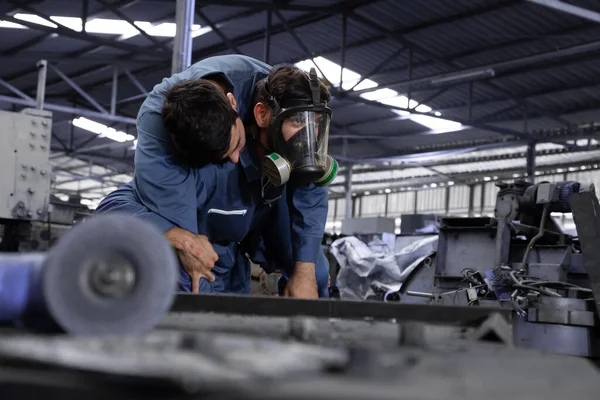 Industriingenjör Som Fortsätter Med Kollegor Medan Kemiska Utsläpp Den Tunga — Stockfoto