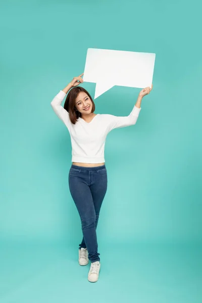 Joven Atractiva Mujer Asiática Mostrando Sosteniendo Blanco Tablero Mostrando Tablero —  Fotos de Stock