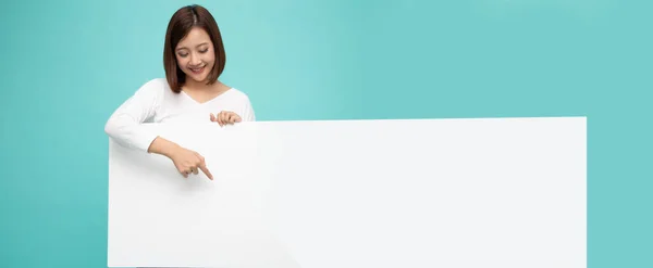 Joven Atractiva Mujer Asiática Mostrando Sosteniendo Blanco Tablero Mostrando Tablero —  Fotos de Stock