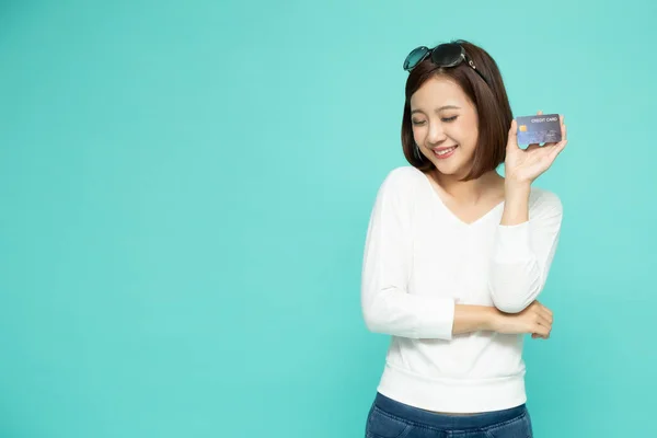 Joven Sonriente Hermosa Mujer Asiática Presentando Tarjeta Crédito Mano Para —  Fotos de Stock