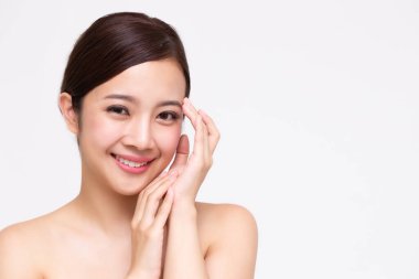 Güzel Asyalı kadın portresi, beyaz arka planda izole edilmiş, sağlıklı, mükemmel bir cilt. Güzellik kliniği yüz bakımı konsepti