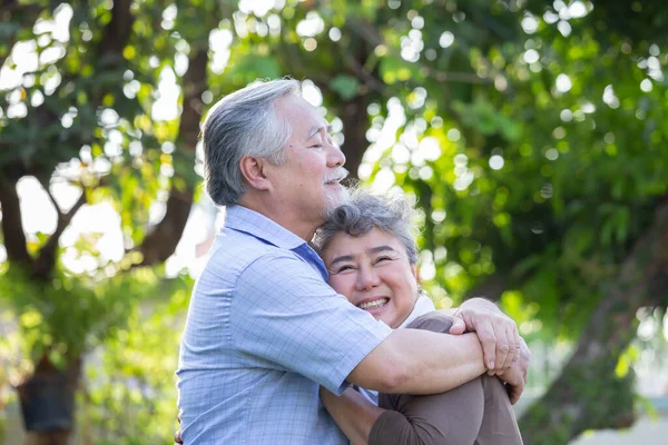 Feliz Pareja Madura Enamorada Abrazando Riendo Jardín Asiática Mayor Abrazando — Foto de Stock