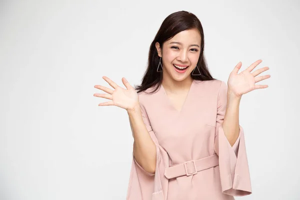 Retrato Emocionado Gritando Joven Mujer Asiática Pie Vestido Rosa Aislado —  Fotos de Stock