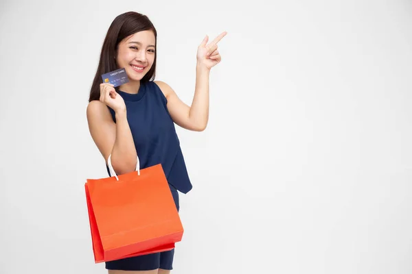 Szczęśliwy Azji Piękne Dziewczyna Torby Zakupy Karta Kredytowa Robi Zakupy — Zdjęcie stockowe