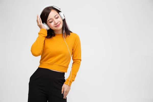 Hermosa Joven Asiática Con Auriculares Escuchando Música Traje Brillante Disfrutando —  Fotos de Stock