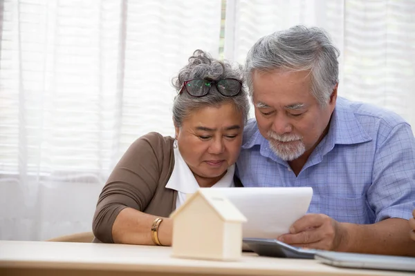 Asiática Pareja Ancianos Haciendo Contrato Firma Para Comprar Casa Nueva — Foto de Stock