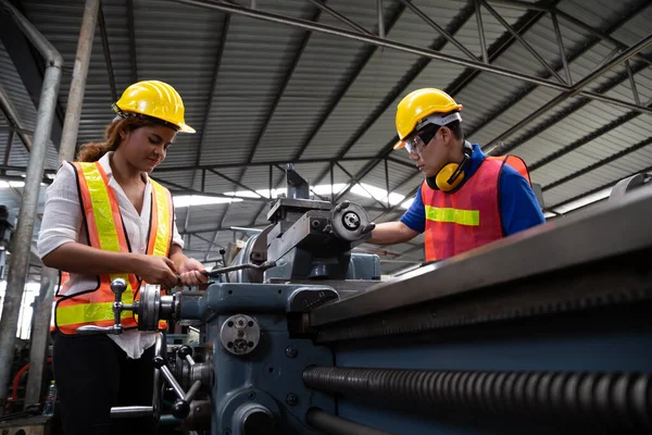 重工业工人在金属加工工厂工作 钢结构机械工业概念 — 图库照片