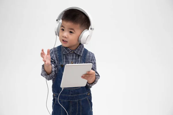 Porträt Eines Zufriedenen Netten Kleinen Kindes Mit Tablet Und Musik — Stockfoto