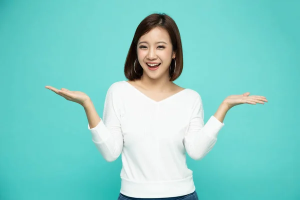 Retrato Una Chica Alegre Sosteniendo Espacio Blanco Palma Aislada Sobre —  Fotos de Stock