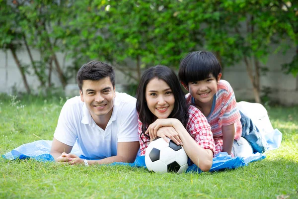 Familia Jugando Fútbol Fútbol Jardín Verde Juntos Tiempo Libre Las —  Fotos de Stock