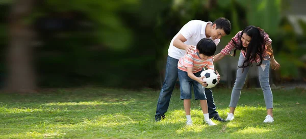 Οικογένεια Παίζουν Ποδόσφαιρο Ποδόσφαιρο Στο Πράσινο Κήπο Μαζί Τον Ελεύθερο Royalty Free Εικόνες Αρχείου