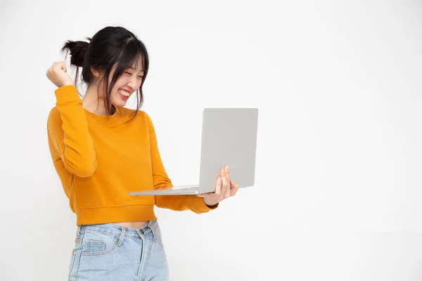 Ung Glad Leende Asiatisk Kvinna Gula Casual Kläder Hålla Laptop Stockfoto