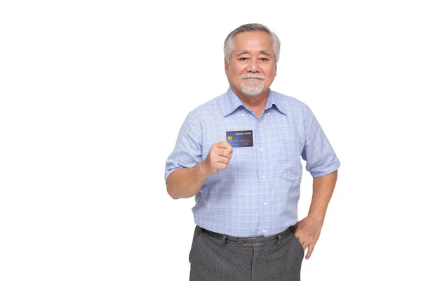 Retrato Sênior Ásia Homem Segurando Cartão Crédito Mostrando Mão Isolado — Fotografia de Stock