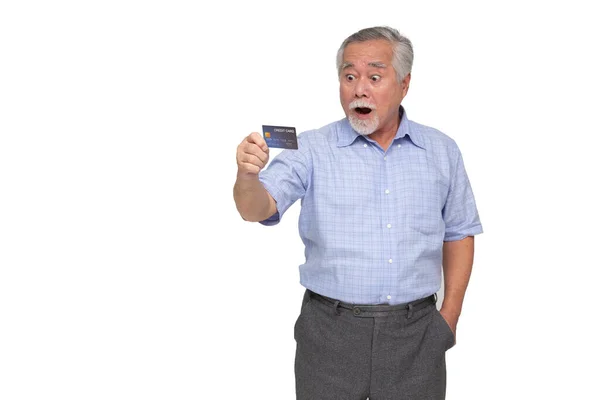 Retrato Animado Gritando Sênior Asiático Homem Segurando Cartão Crédito Isolado — Fotografia de Stock