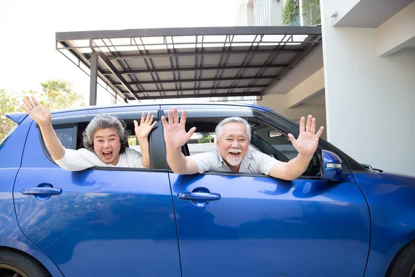 Pareja Mayor Coche Disfrutando Viaje Sonriendo Feliz Con Los Viajes — Foto de Stock