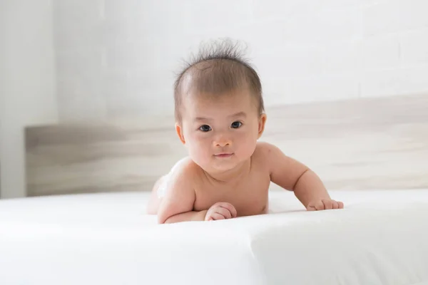 Bayi Asia Tempat Tidur Putih Kamar Tidur — Stok Foto
