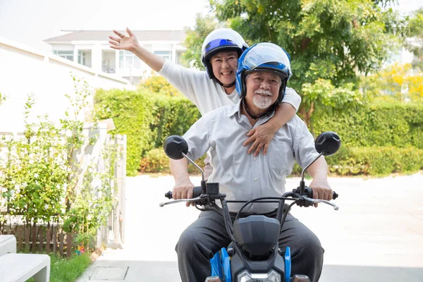 Ældre Asiatisk Par Ridning Motorcykel Happy Active Alderdom Livsstil Koncept - Stock-foto